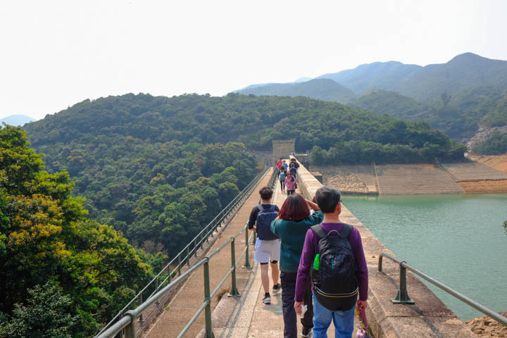 Tai Tam Reservoir Dam: reservoir to the right, greenery to the left.